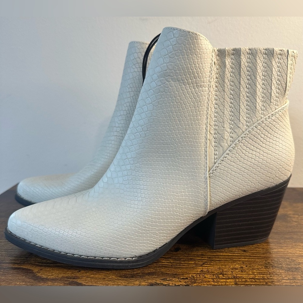 A.n.a Women’s Delco Cream Anaconda Block Heel Booties NWT Size 7.5